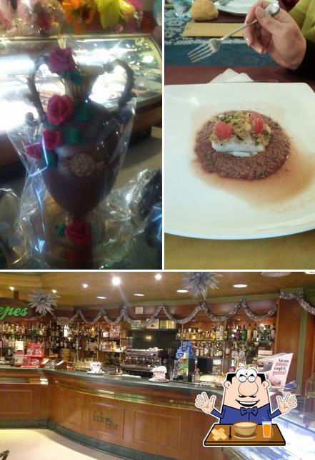 Tra le diverse cose da Feeling Bar si possono trovare la cibo e bancone da bar