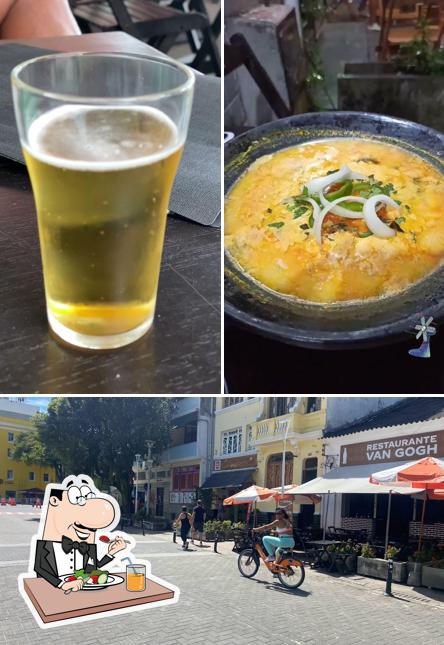 A comida e exterior do restaurante