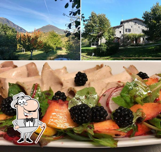 La foto di esterno e cibo da 8 coperti