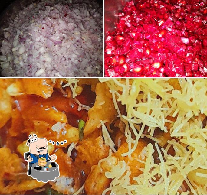 Food at Bheruji Bhel pakodi center