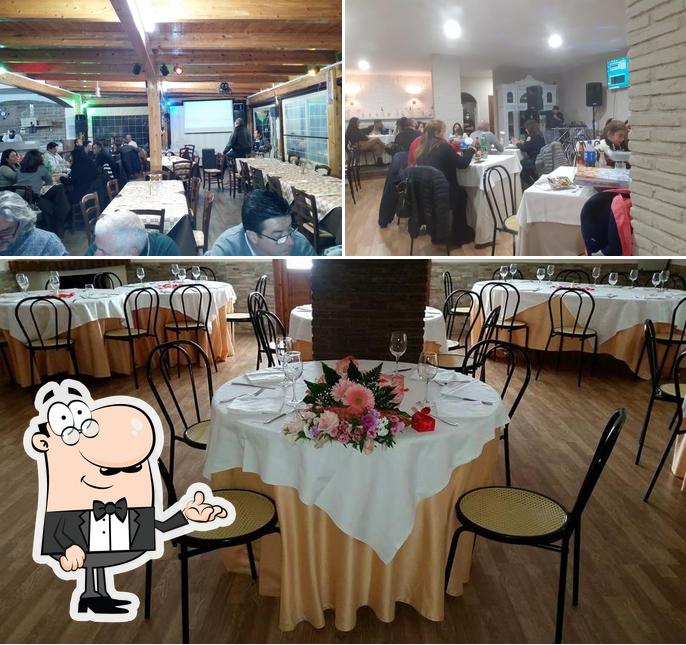 Siediti a un tavolo di Ristorante Pizzeria Monnalisa