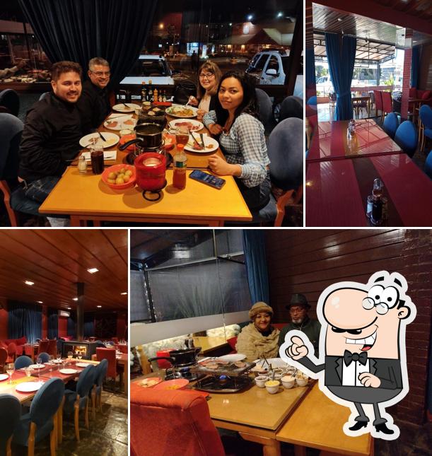 Sente em uma das mesas no Blend Restaurant & Fondue