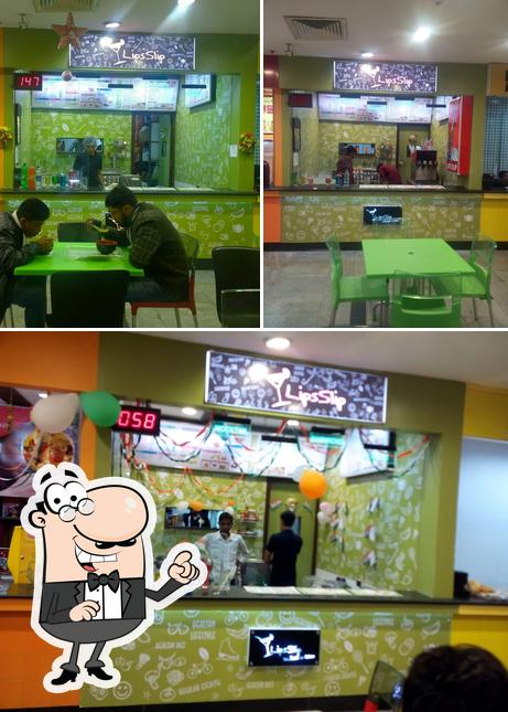 LIPS SLIP (Mocktails & Sandwiches)