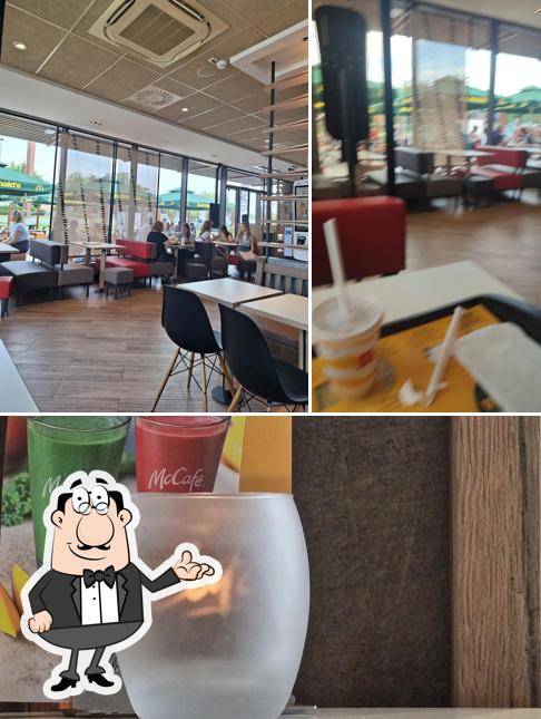 Dai un'occhiata agli interni di McDonald's Kolakova