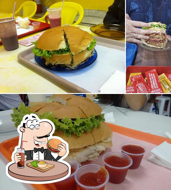 Experimente um dos hambúrgueres servidos no Saldanha Lanches
