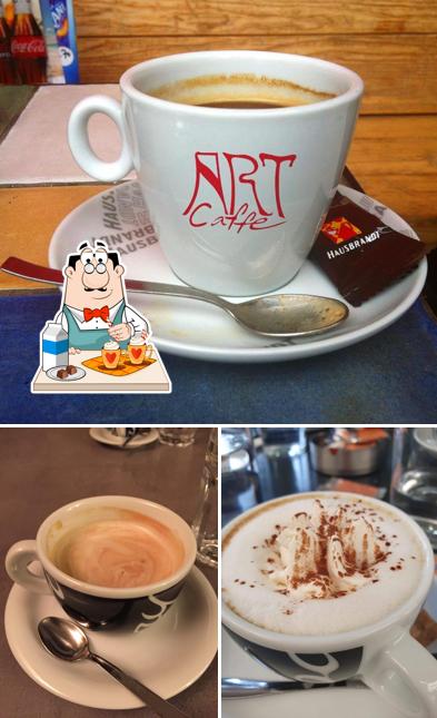 Goditi qualcosa da bere a Acro Caffe