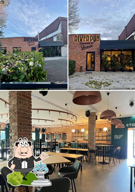Tra le diverse cose da River pub si possono trovare la esterno e interni