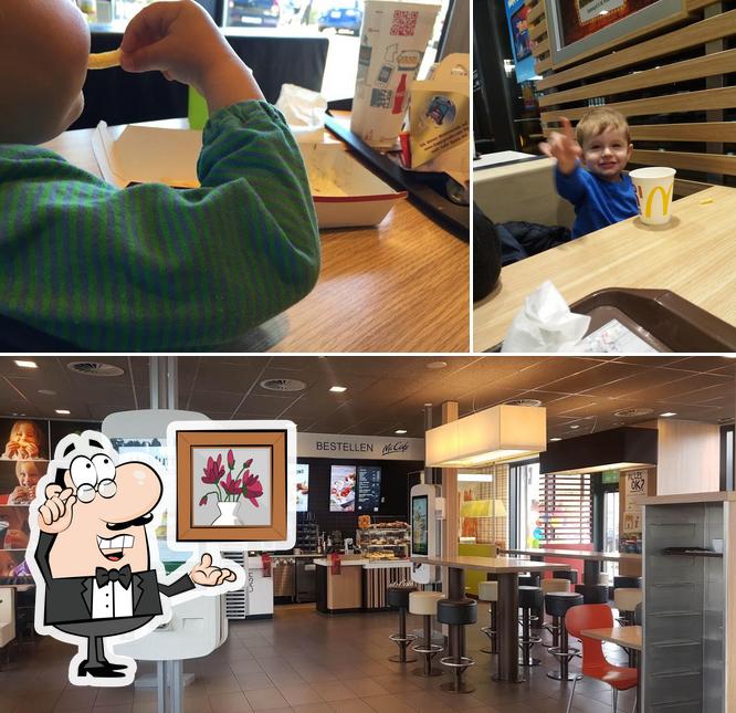 Siediti a un tavolo di McDonald's Restaurant