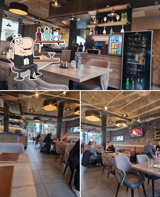 Installez-vous à l'une des tables de Evims Restaurant