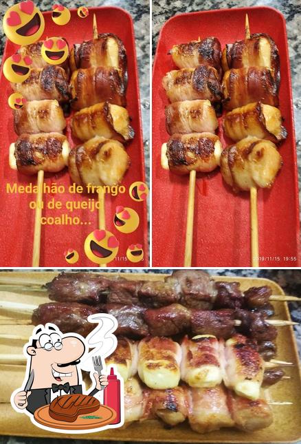 Escolha pratos de carne no Espetaria Bady