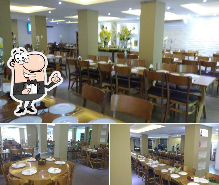 Sente em uma das mesas no Picanha da Posse