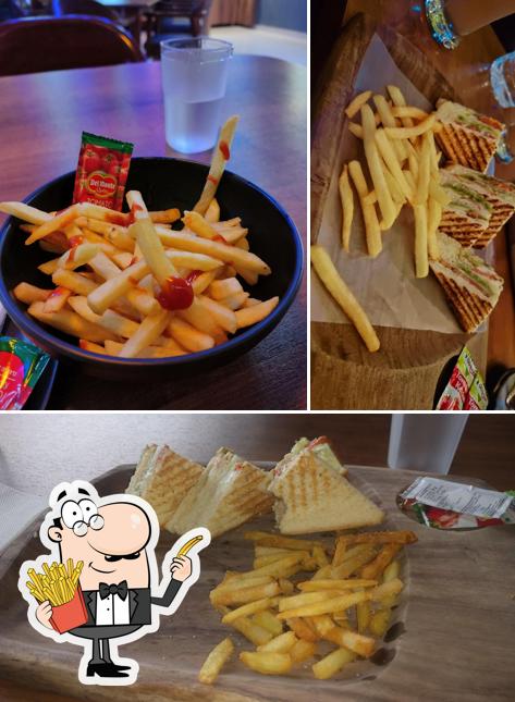 Order French-fried potatoes at DG cafe