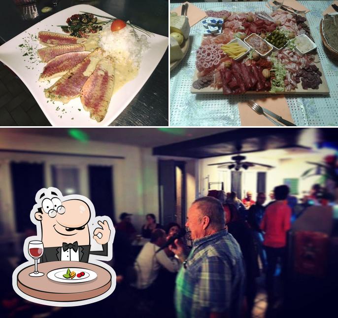 La foto della cibo e interni di Café des Alpes