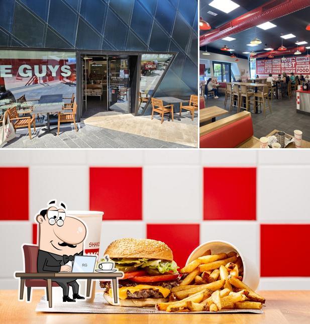 Jetez un coup d’oeil à l’image représentant la intérieur et burger concernant Five Guys Nice Iconic