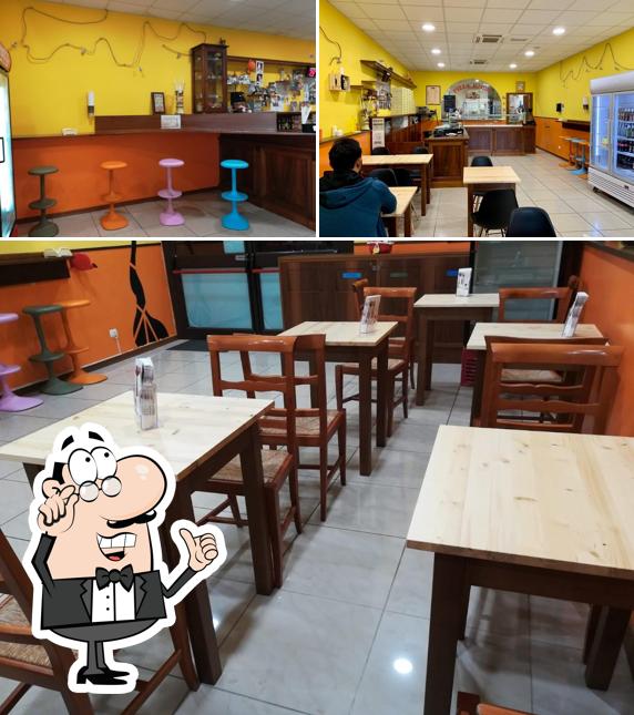 Dai un'occhiata agli interni di Pizza Roma