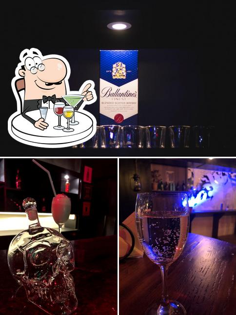 The Lantern - Lounge and Bar serves alcohol