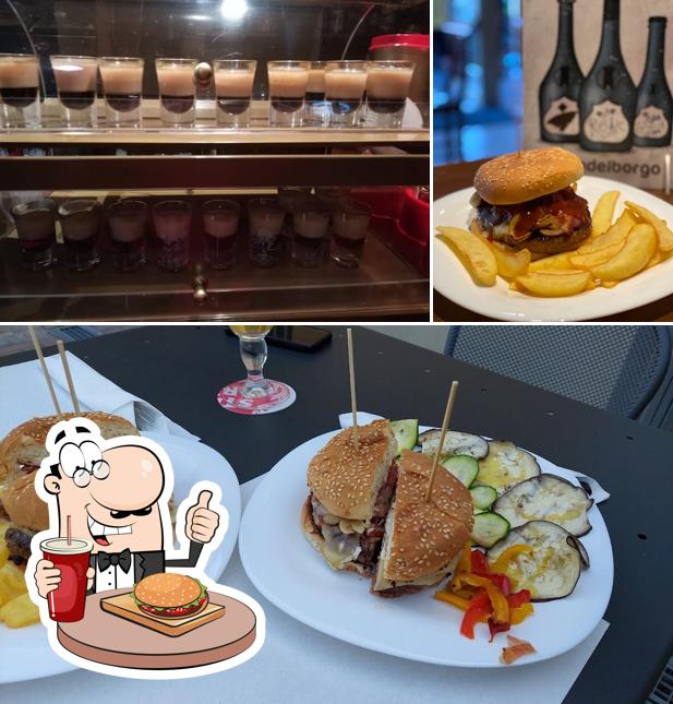 Prova un hamburger a Myth Pub