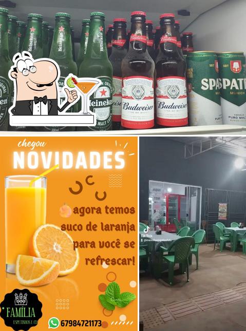 Confira a foto apresentando bebida e interior a família espetinho's & cia