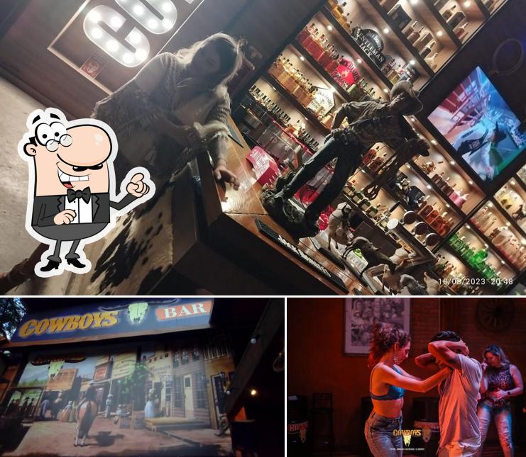 Sente em uma das mesas no Cowboys Bar