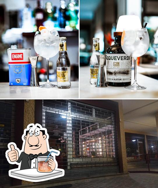 Guarda la foto che presenta la bevanda e esterno di Arc En Ciel