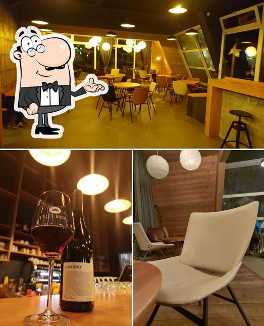 Dai un’occhiata alla foto che mostra la interni e alcol di Alpi Bar
