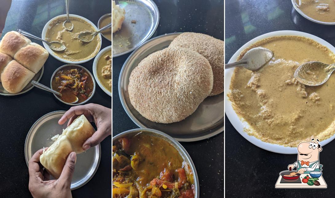 Chicken curry at Om Sai Tea Stall