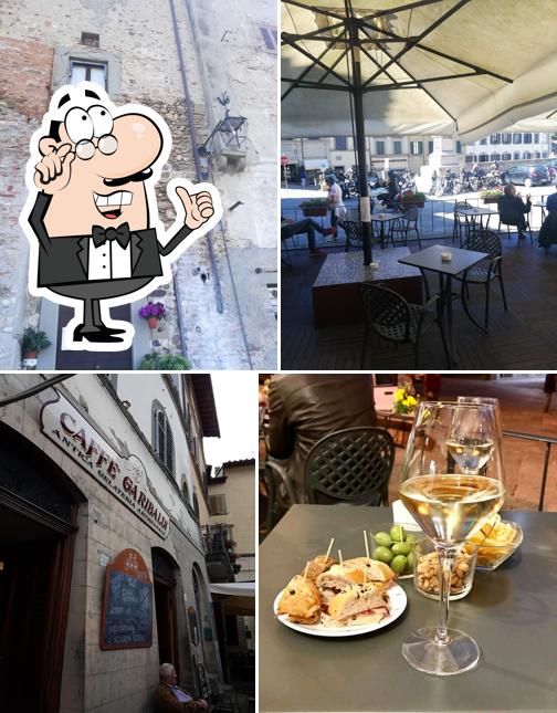 Siediti a un tavolo di Caffè Garibaldi di Romano Gennaro