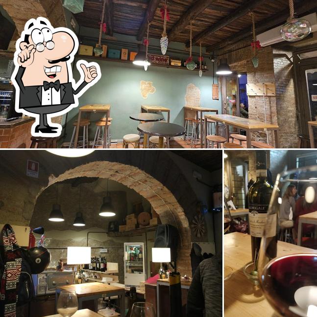 Gli interni di Antica Vineria Napoletana