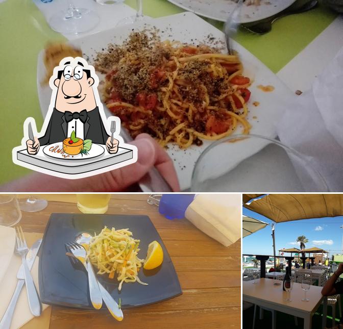 Dai un’occhiata alla foto che raffigura la cibo e tavolo da pranzo di Madame Beach & Restaurant