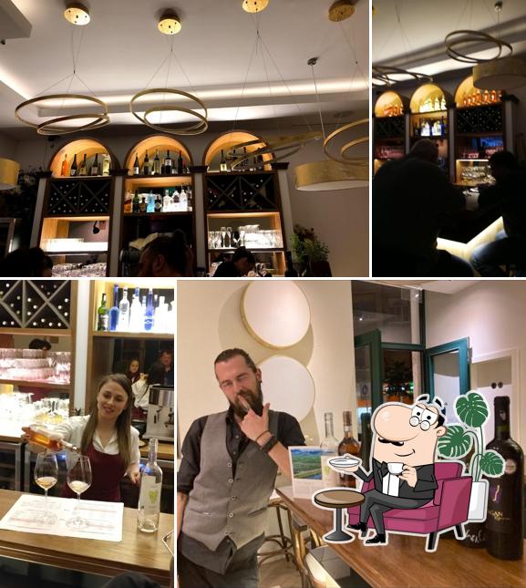 Gli interni di MoNIKa's Wine Bar