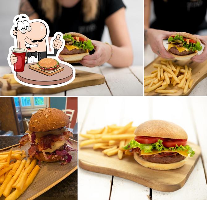 Prenditi un hamburger a Prince Cafè