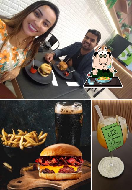 A foto da comida e interior no Glut Burger