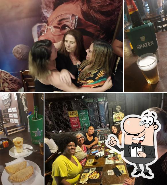 Sente em uma das mesas no Bar do Encontro