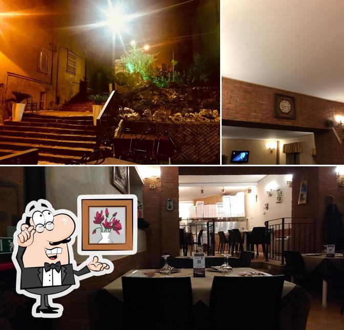 Siediti a un tavolo di Pizzeria Trattoria La Scalinata Di Volo