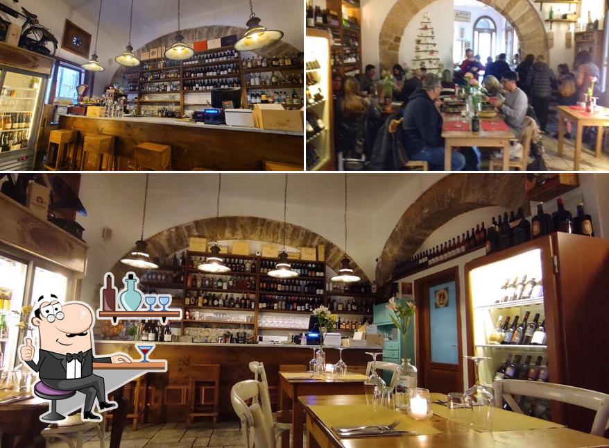 La foto di interni e tavolo da pranzo da La Galleria