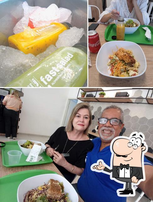 Sente em uma das mesas no Fast Salad - Comida Saudável