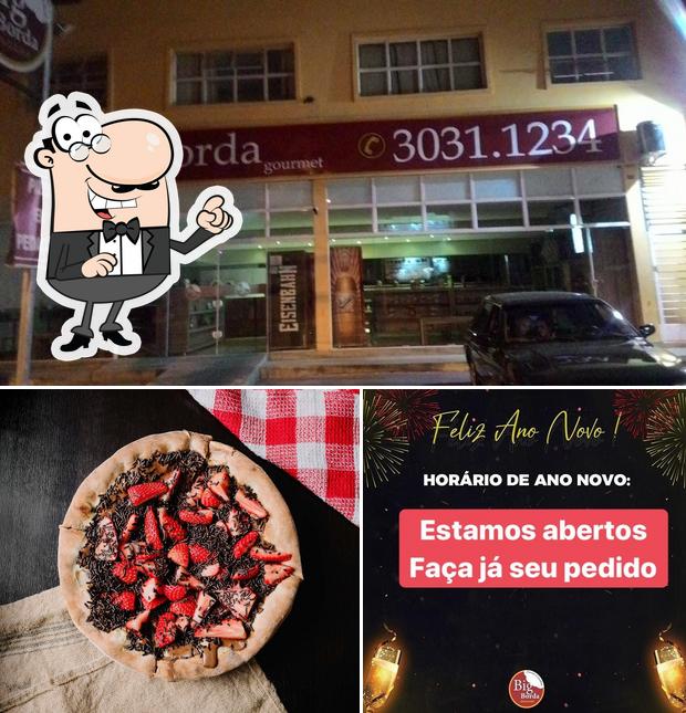 A imagem da exterior e comida no Big Borda Gourmet