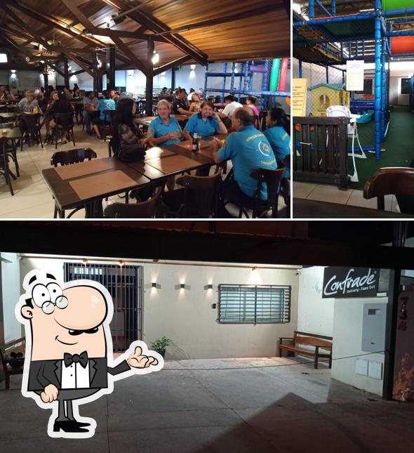 Sente em uma das mesas no Restaurante Confrade Cuiabá