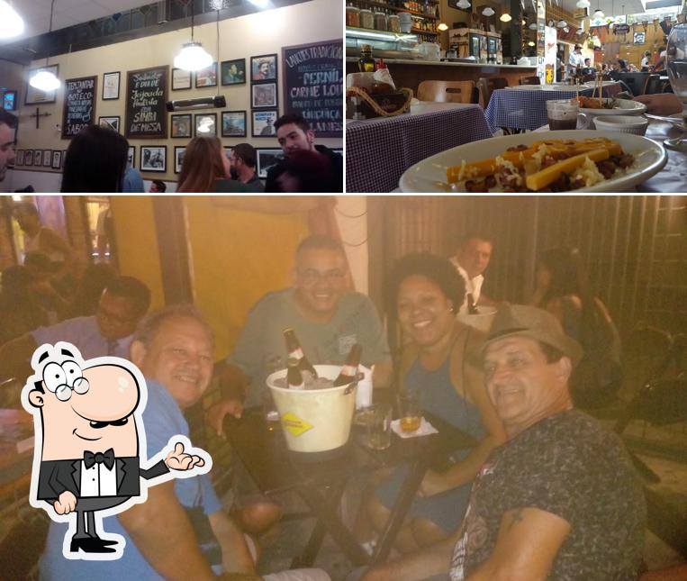 Sente em uma das mesas no Boteco Adoniran