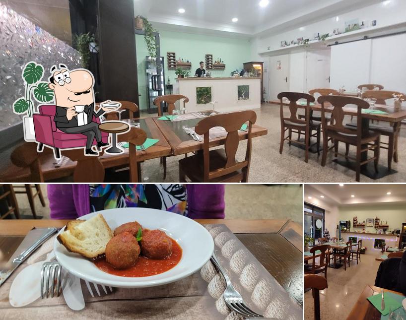 Tra le diverse cose da La Puntarella Pazza si possono trovare la interni e cibo