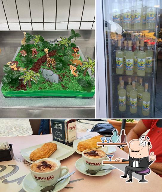 Questa è la foto che presenta la interni e cibo di Pasticceria Spinelli