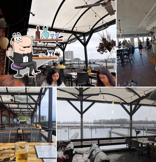 Installez-vous à l'une des tables de Harbour House Waterfront Eatery