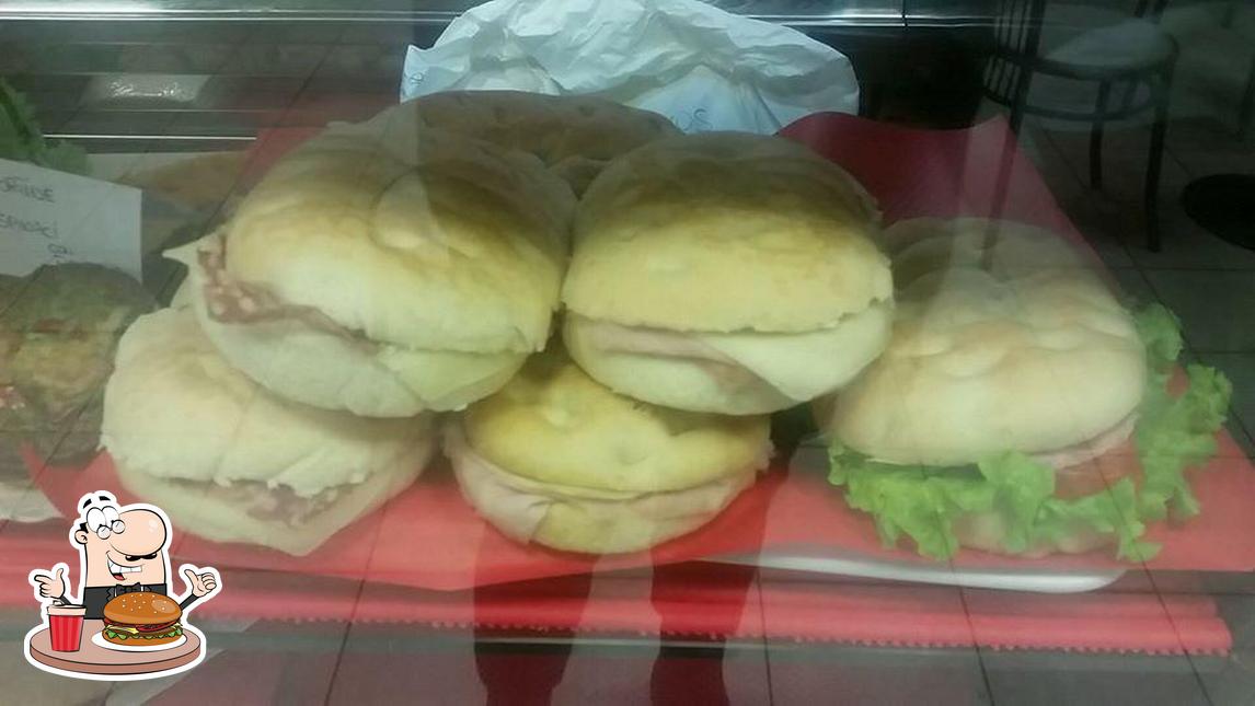 Prova un hamburger a 105 Caffè Cremona