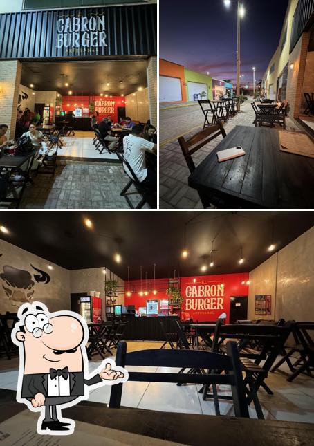 O interior do El Cabron Burger Artesanal