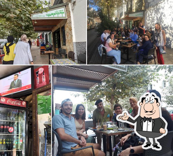 Installez-vous à l'une des tables de Café Al Amal | مقهى الأمل