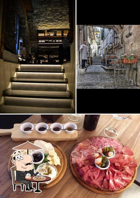 Tra le varie cose da Angolo DiVino Enoteca Wine Bar si possono trovare la esterno e cibo