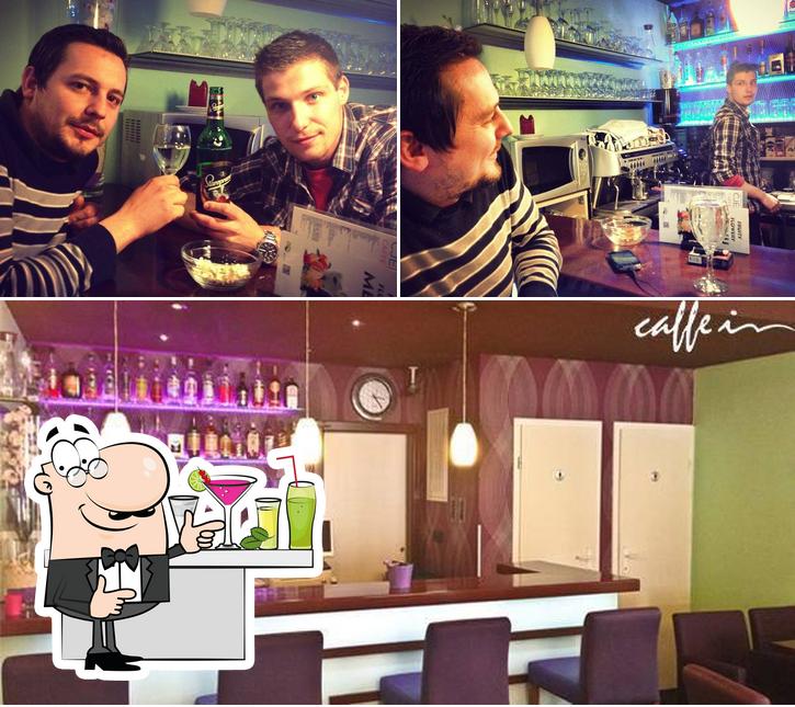 Voici l’image indiquant la comptoir de bar et intérieur sur Caffe In
