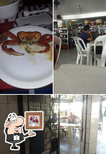 A interior e frutos do mar do restaurante