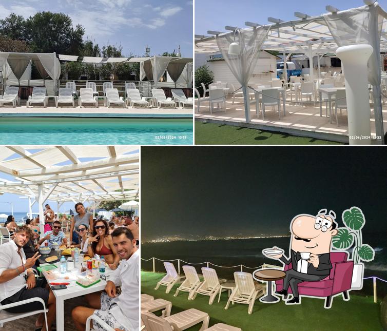 Siediti a un tavolo di Sea Pubblic