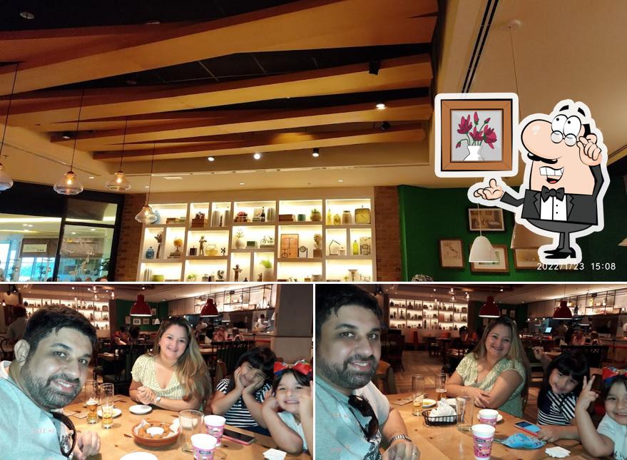 Sente em uma das mesas no Abbraccio Cucina Italiana